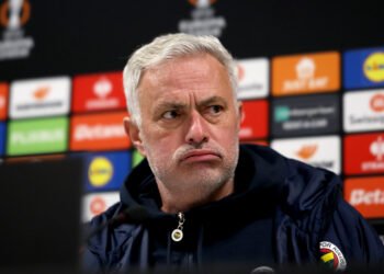 Controversia en Madrid: Mourinho criticó al árbitro por ‘dos tarjetas rojas claras’ en el Atlético-Real y Simeone pidió ‘respeto’