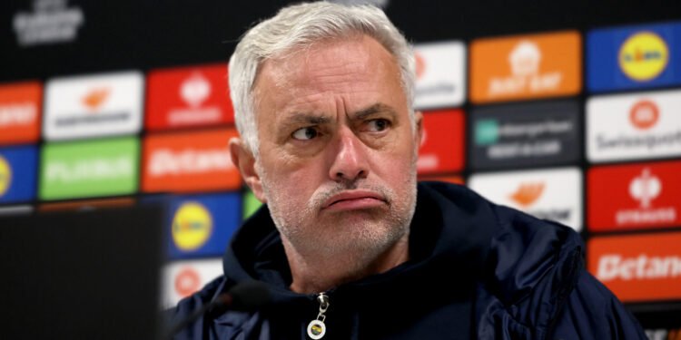 Controversia en Madrid: Mourinho criticó al árbitro por ‘dos tarjetas rojas claras’ en el Atlético-Real y Simeone pidió ‘respeto’