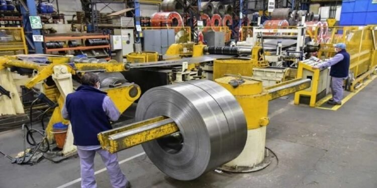 La industria profundizó su caída en agosto y la actividad metalúrgica mostró un fuerte deterioro