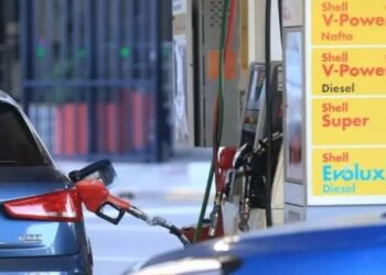 El Gobierno volvió a postergar la actualización del impuesto a los combustibles y la trasladó a noviembre