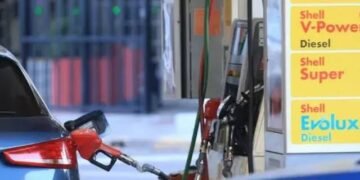 El Gobierno volvió a postergar la actualización del impuesto a los combustibles y la trasladó a noviembre