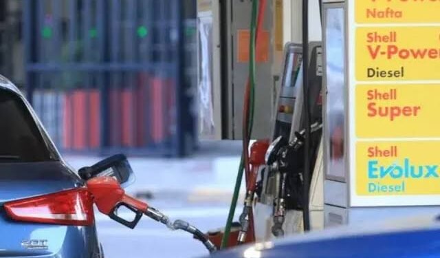 El Gobierno volvió a postergar la actualización del impuesto a los combustibles y la trasladó a noviembre