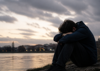 Análisis revela una disminución de suicidios en adolescentes, pero un aumento en jóvenes adultos