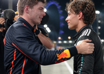 Verstappen logra su primera victoria en Singapur y Antonelli se acerca al título