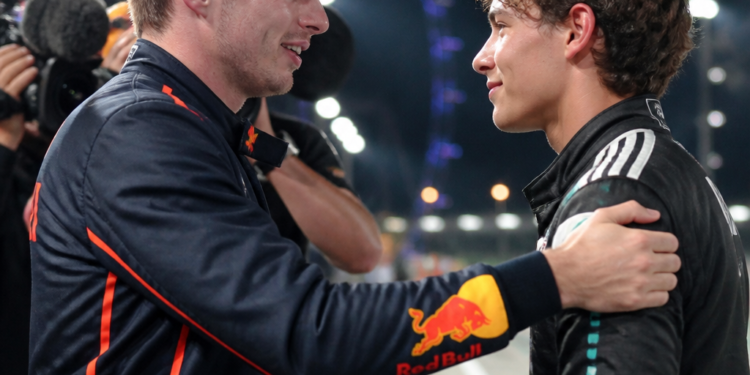 Verstappen logra su primera victoria en Singapur y Antonelli se acerca al título