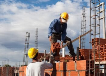 La construcción rebotó 0,4% en agosto, pero cayó 4,4% en la comparación interanual