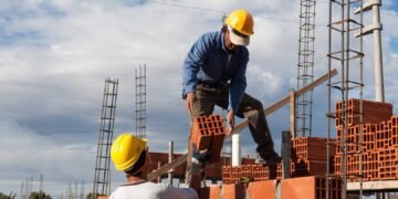 La construcción rebotó 0,4% en agosto, pero cayó 4,4% en la comparación interanual