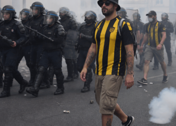 El hincha de Peñarol que recorrió las calles de Francia en medio de disturbios