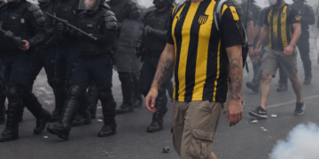 El hincha de Peñarol que recorrió las calles de Francia en medio de disturbios