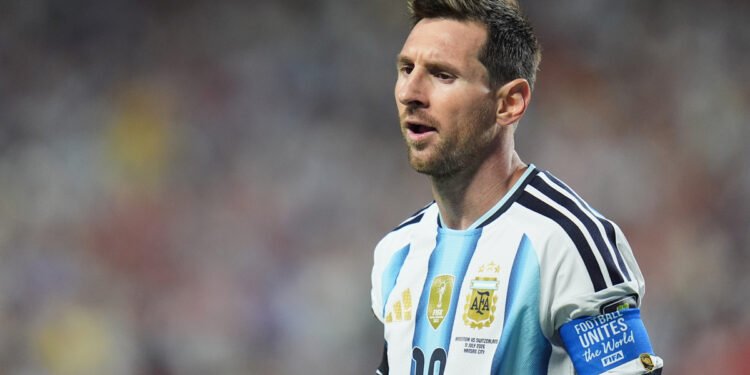 Lionel Messi recordó a Diego Maradona en un posteo de despedida en las redes, el día después de jugar su último partido con la Selección
