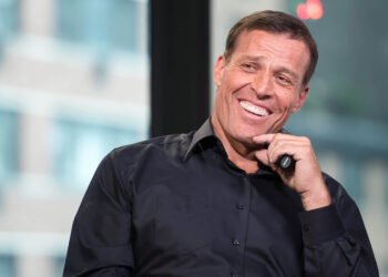 Tony Robbins sobre el sufrimiento: ‘La causa es el enfoque en uno mismo’