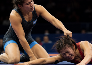 El gesto antideportivo de una atleta a su rival durante el Mundial de lucha que causó indignación: “Tiene una lesión muy grave”