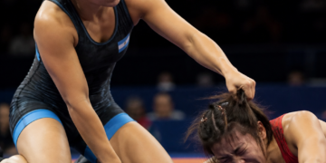 El gesto antideportivo de una atleta a su rival durante el Mundial de lucha que causó indignación: “Tiene una lesión muy grave”