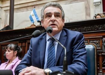 Rossi cuestionó la ausencia de Caputo en el debate del Presupuesto 2027 y criticó el rumbo económico