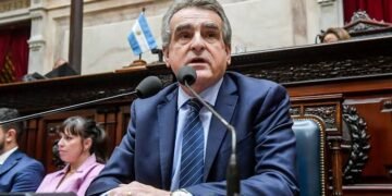 Rossi cuestionó la ausencia de Caputo en el debate del Presupuesto 2027 y criticó el rumbo económico