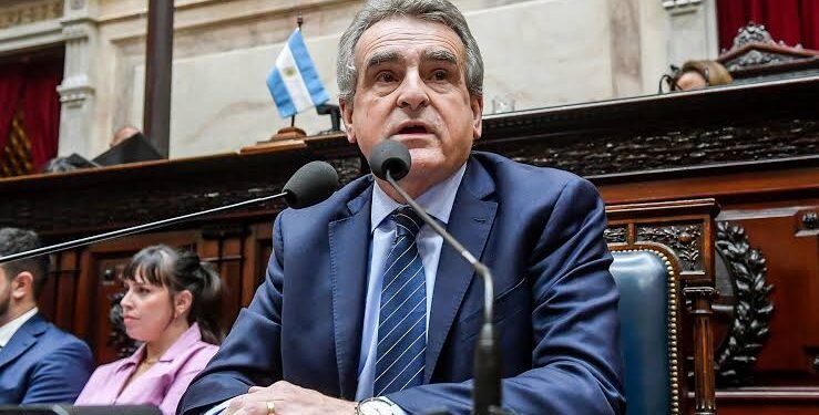 Rossi cuestionó la ausencia de Caputo en el debate del Presupuesto 2027 y criticó el rumbo económico