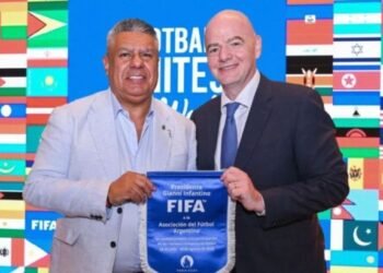 Chiqui Tapia en la FIFA: la respuesta desafiante ante la fotografía de Di Carlo y Verón