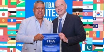 Chiqui Tapia en la FIFA: la respuesta desafiante ante la fotografía de Di Carlo y Verón