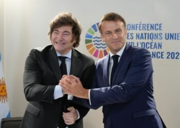 Milei se reunió con Macron en París junto a una comitiva de gobernadores argentinos