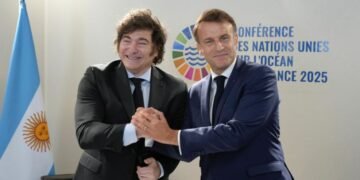 Milei se reunió con Macron en París junto a una comitiva de gobernadores argentinos