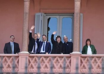 Milei se dirigió a los jóvenes desde el balcón junto a su Gabinete