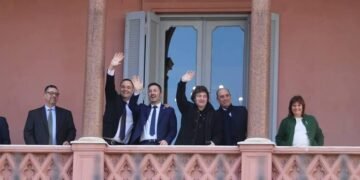 Milei se dirigió a los jóvenes desde el balcón junto a su Gabinete