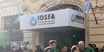 El Gobierno limitó el traspaso de empleados de IOSFA y avanza con la reorganización de la obra social militar