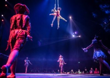 Padre e hijo juntos en el camino al Cirque du Soleil
