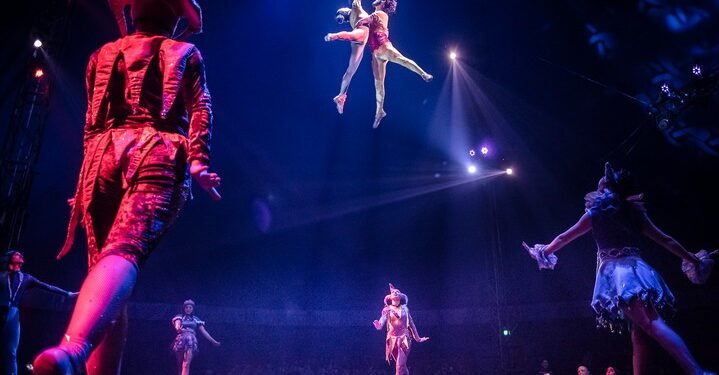 Padre e hijo juntos en el camino al Cirque du Soleil