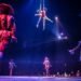 Padre e hijo juntos en el camino al Cirque du Soleil