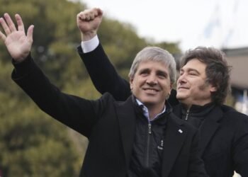 Milei defendió a Caputo, descartó su salida del Gobierno y dijo que está “recontra” convencido de que será reelecto