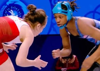 El gesto antideportivo de una atleta a su rival durante el Mundial de lucha que causó indignación: “Tiene una lesión muy grave”