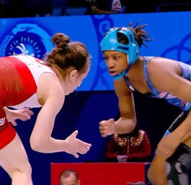 El gesto antideportivo de una atleta a su rival durante el Mundial de lucha que causó indignación: “Tiene una lesión muy grave”